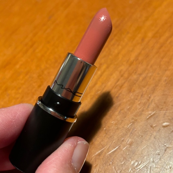 MAC Matte Lipstick Velvet Teddy - Picture 6 of 16